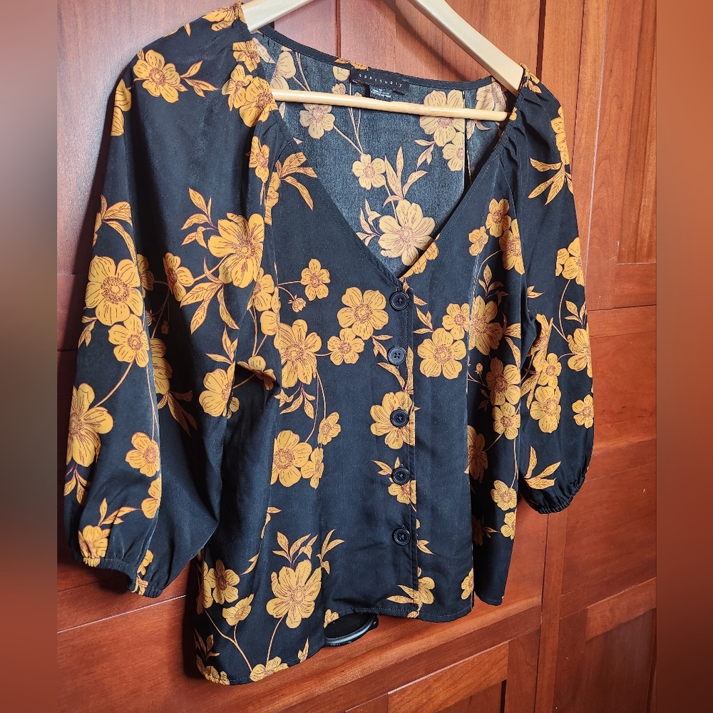 Sanctuary Floral Black and Gold Top Buttons Down Gathered Sleeve V-neck Size Med - Picture 2 of 8